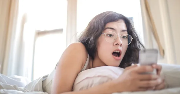 Người dùng đang xem trang cá nhân trên điện thoại