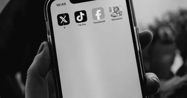 Màn hình điện thoại với biểu tượng ứng dụng TikTok và Facebook