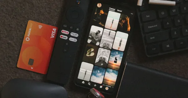 Điện thoại và thiết bị công nghệ trên bàn, tượng trưng cho bình luận YouTube