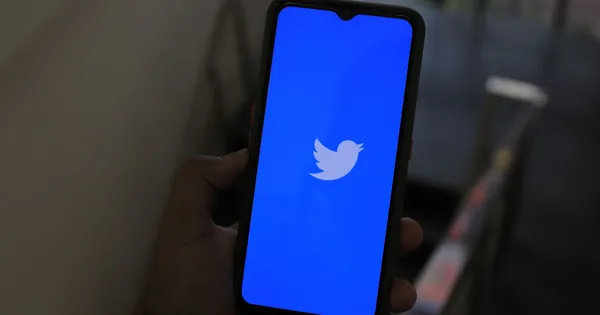 Điện thoại hiển thị ứng dụng Twitter/X, tượng trưng cho lượt xem bài viết