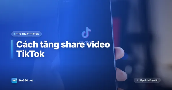 Người dùng cầm điện thoại xem nội dung