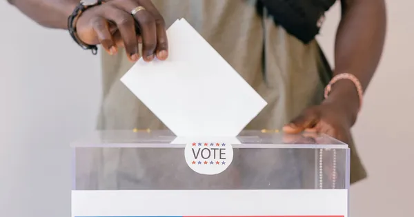 Người bỏ phiếu vào hộp phiếu, tượng trưng cho vote poll Telegram
