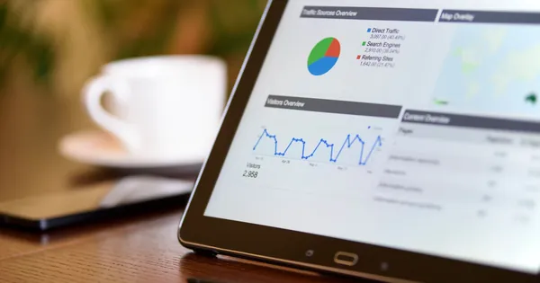 Máy tính bảng hiển thị biểu đồ phân tích, tượng trưng cho kết quả poll